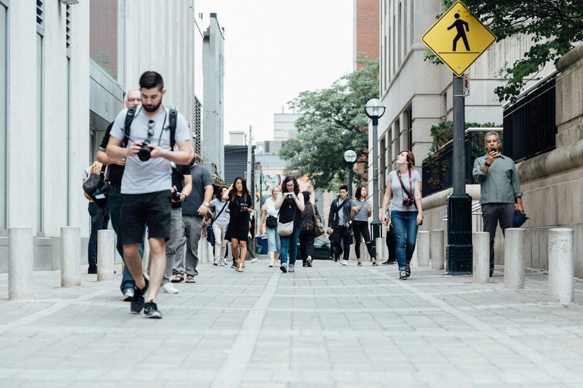 Des piétons sur un trottoir du centre-ville de Toronto